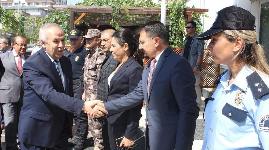 Vali Ata, Polis Ve Askerle Bayramlaştı