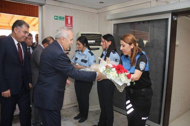Vali Ata, Polis Ve Askerle Bayramlaştı 2
