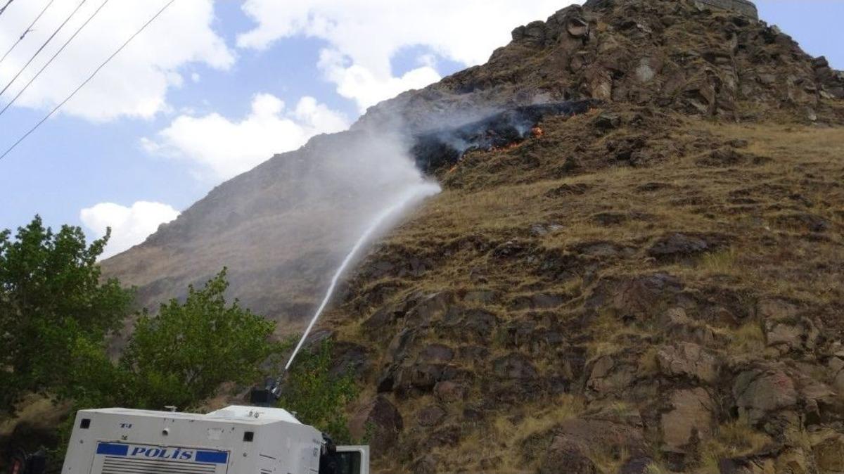 Kars Kalesi&rsquo;nin Eteklerindeki Otları Ateşe Verdiler