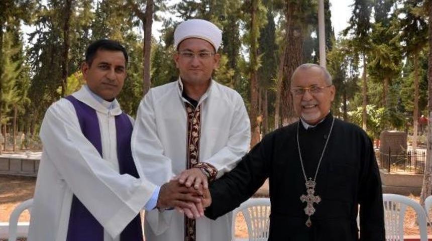 Mersin'deki Hoşg&ouml;r&uuml; Mezarlığı'ndaki Dualar 'barış' I&ccedil;in
