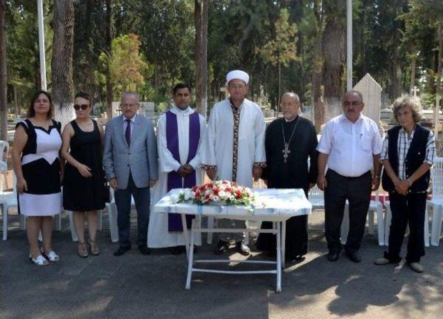 Mersin'deki Hoşgörü Mezarlığı'ndaki Dualar 'barış' Için