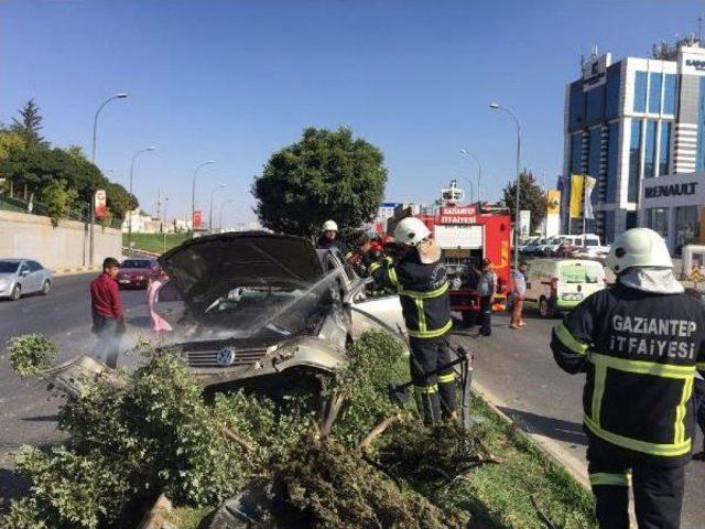 Gaziantep'te Otomobil Refüje Çıktı: 2 Yaralı