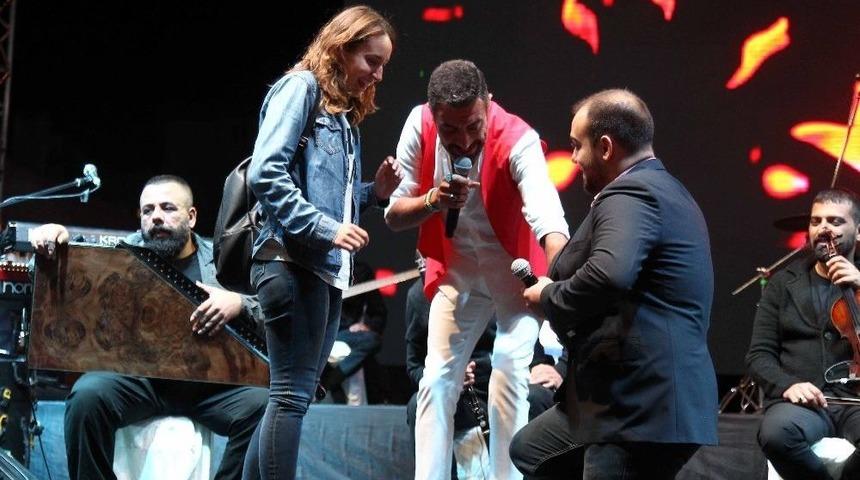 Hakan Altun Konserinde S&uuml;rpriz Evilik Teklifi