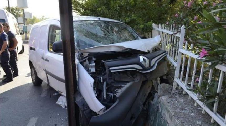 Bahçe Duvarına Çarpan Araçta Sıkışan Sürücü Itfaiye Tarafından Kurtarıldı