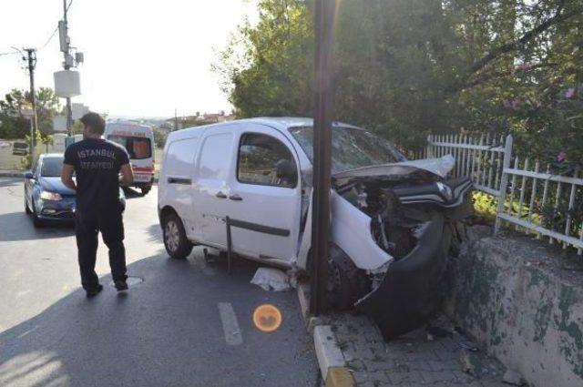 Bahçe Duvarına Çarpan Araçta Sıkışan Sürücü Itfaiye Tarafından Kurtarıldı