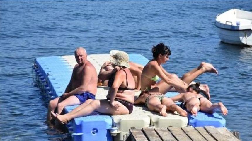 Marmaris'te Tatilciler Plajları Doldurdu