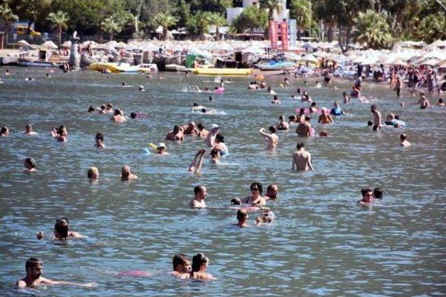 Marmaris'te Tatilciler Plajları Doldurdu