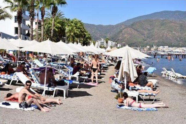 Marmaris'te Tatilciler Plajları Doldurdu