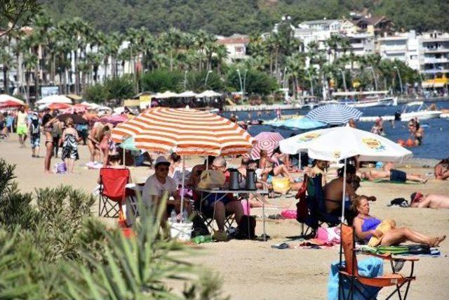 Marmaris'te Tatilciler Plajları Doldurdu