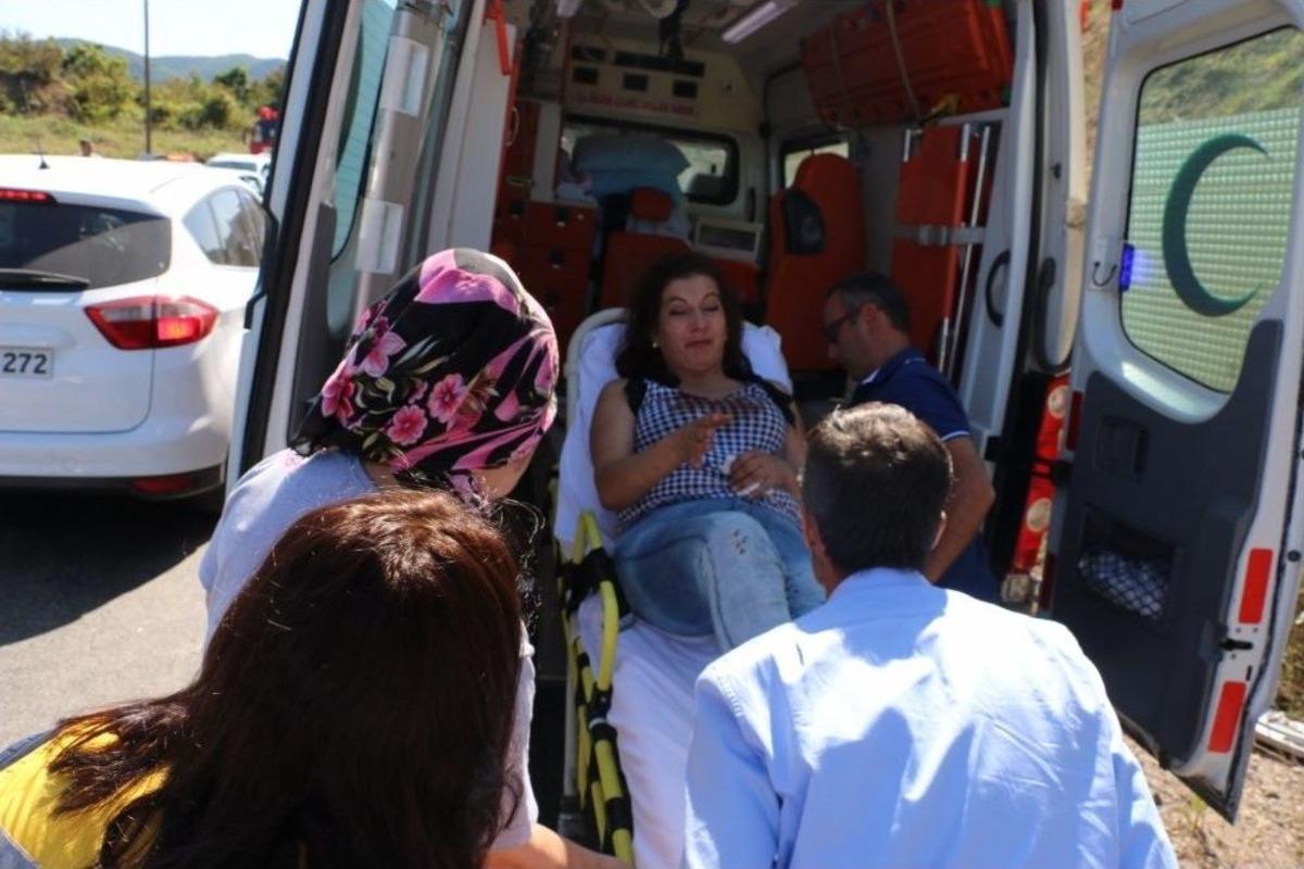 &Ccedil;ırpışan 2 Ara&ccedil; Takla Attı: 4 Yaralı