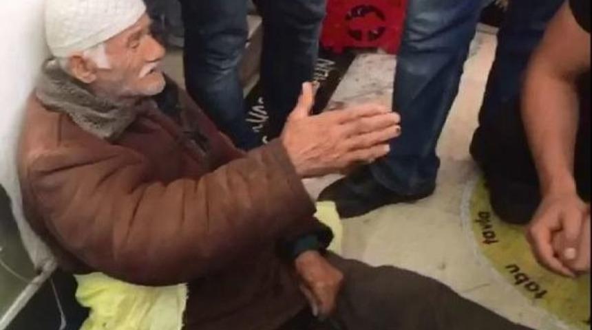 Belediye Yaşlı Adama Ihlamurlarını Teslim Edip, &Ouml;z&uuml;r Diledi