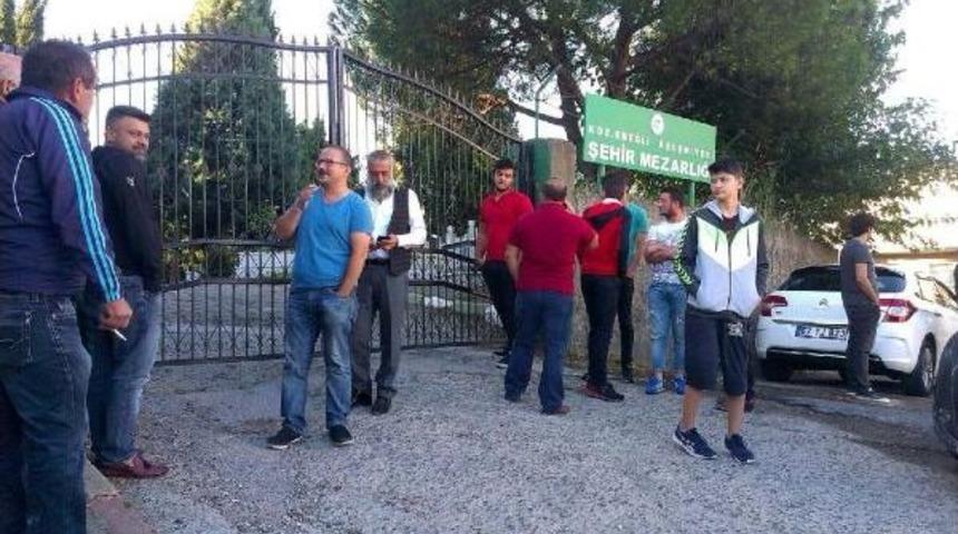 Bayramda Mezarlık Kapısının Kilitlenmesine Tepki