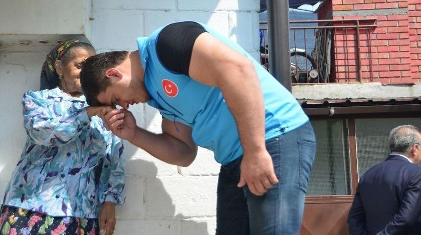 D&uuml;nya Şampiyonu Kayaalp Ve Bosna B&uuml;y&uuml;kel&ccedil;isi Muhta&ccedil;lara Kurban Eti Dağıttı