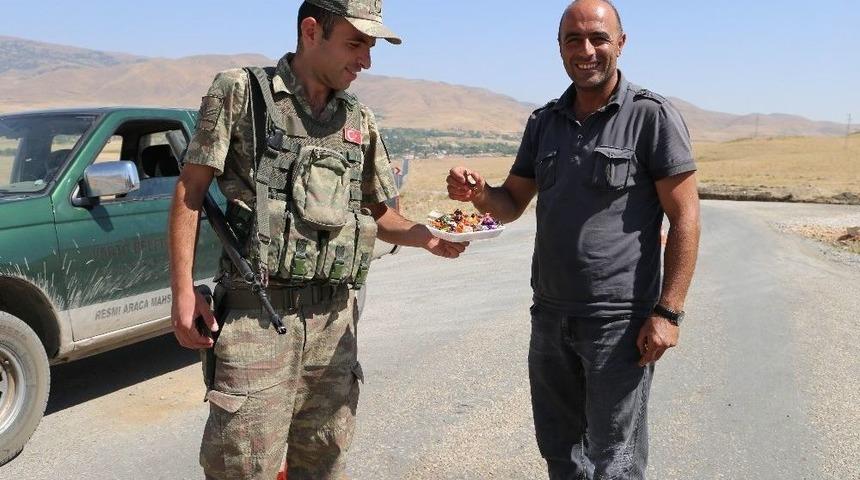 Varto&rsquo;da Jandarma Uygulama Noktasında Şeker Dağıtıyor.