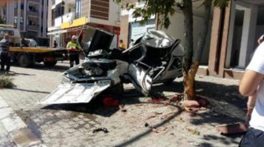 Ağaca &Ccedil;arpan Otomobil Kağıt Gibi Katlandı: 2 Yaralı