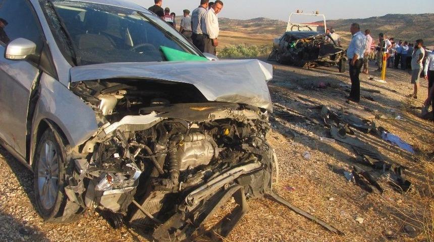 İki Otomobil Kafa Kafaya &Ccedil;arpıştı: 1 &Ouml;l&uuml;, 7 Yaralı