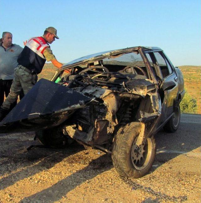 İki Otomobil Kafa Kafaya &Ccedil;arpıştı: 1 &Ouml;l&uuml;, 7 Yaralı 1