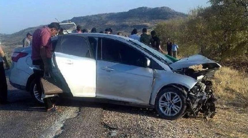 Araban'da Otomobiller &Ccedil;arpıştı: 1 &Ouml;l&uuml;, 7 Yaralı