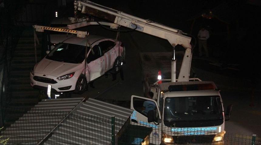 El Frenini &Ccedil;ekmeyi Unuttu, Otomobil Bah&ccedil;eye U&ccedil;tu