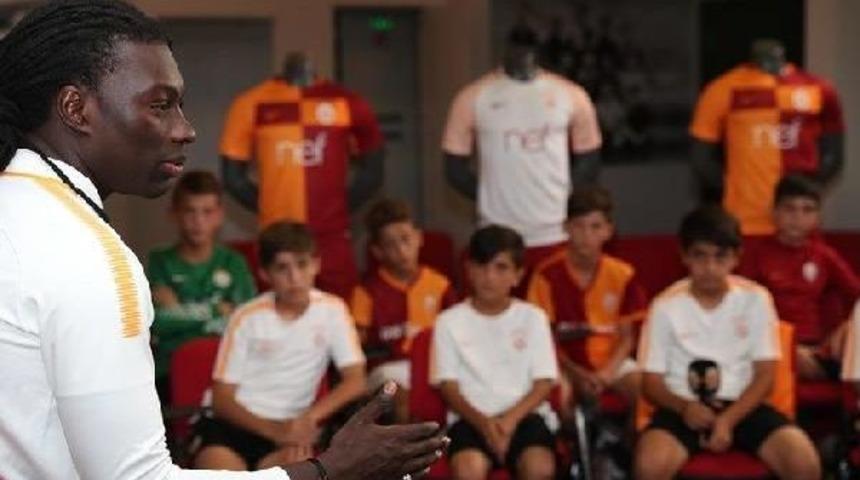 Galatasaray'ın Golc&uuml;s&uuml; Gomis, Galatasaray U12 Takımı Futbolcularıyla Buluştu