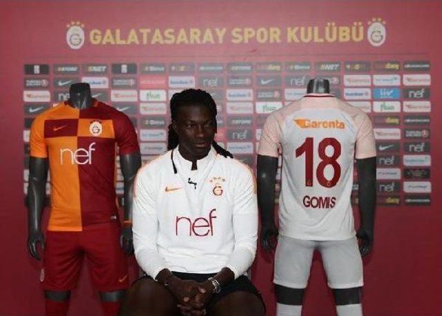 Galatasaray'ın Golcüsü Gomis, Galatasaray U12 Takımı Futbolcularıyla Buluştu