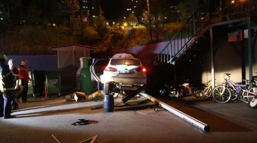 El Frenini &Ccedil;ekmeyi Unuttuğu Otomobili Sitenin Bah&ccedil;esine U&ccedil;tu