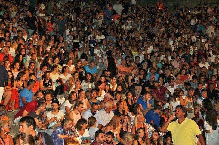 Sıla Gözlerini Ahmet Kural’dan Ayıramadı G1