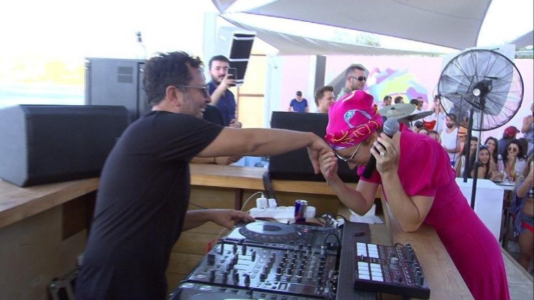 G&uuml;lşen, Sahnede Kocasının Elini &Ouml;p&uuml;p Bayramını Kutladı