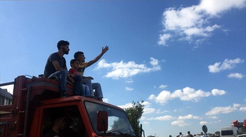 (&ouml;zel Haber) Yanlarındaki K&uuml;&ccedil;&uuml;k &Ccedil;ocukla Kamyon Tepesinde Kurbanlık Almaya Gittiler