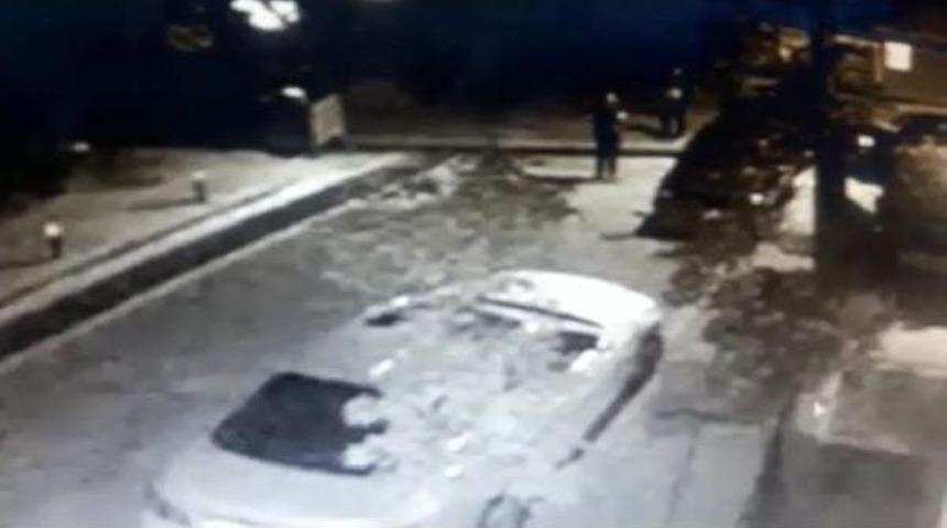 Otomobilini &Ccedil;alanların G&ouml;r&uuml;nt&uuml;lerini Yayınlayıp, Yardım Istedi