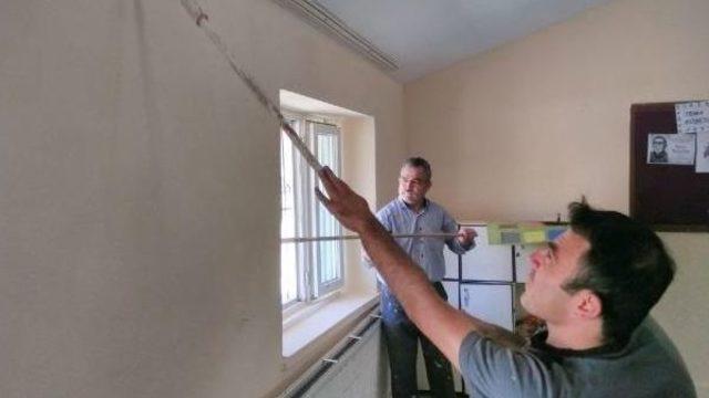 Fedakar Müdür Ve Yardımcısı Okulu Yeniledi