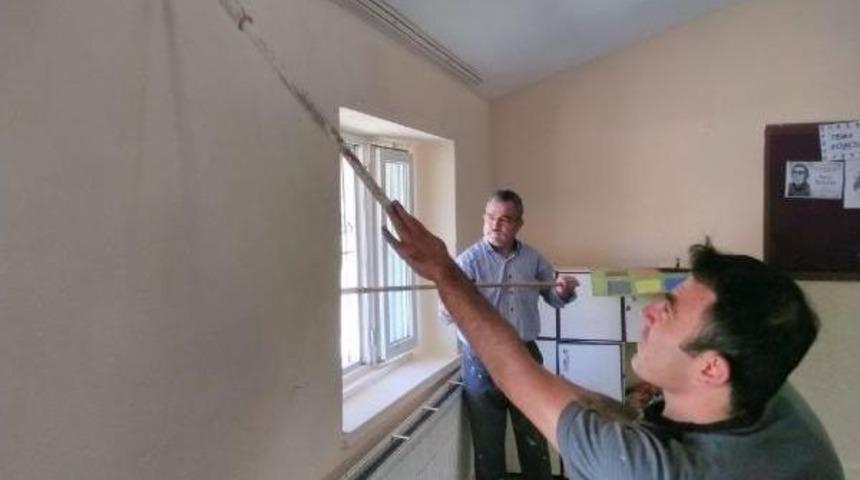 Fedakar M&uuml;d&uuml;r Ve Yardımcısı Okulu Yeniledi