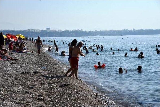 Konyaaltı Sahili'nde Bayram Yoğunluğu