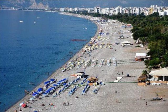 Konyaaltı Sahili'nde Bayram Yoğunluğu