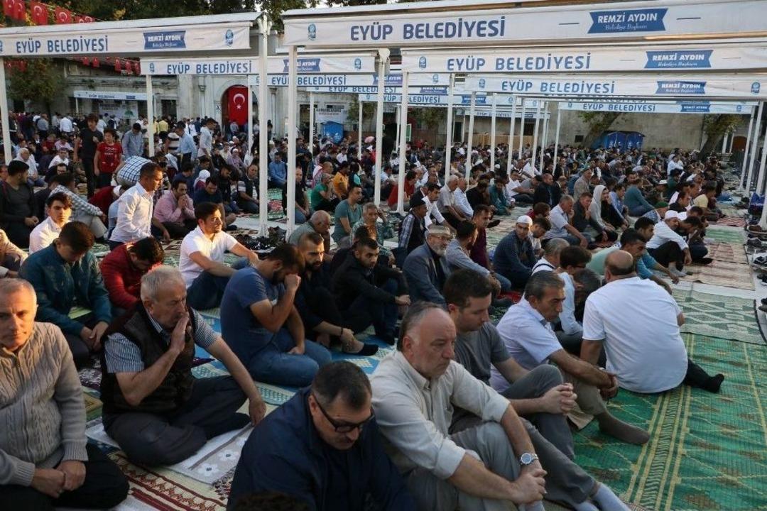 Ey&uuml;p&rsquo;te Şehitler İ&ccedil;in Kurbanlar Kesildi