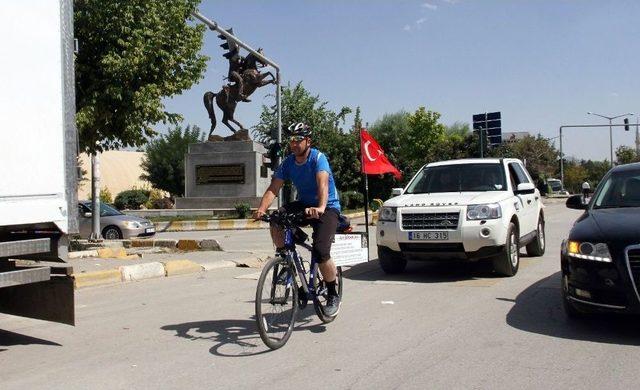 Arakan’daki Müslümanlar İçin Pedal Çevirdi