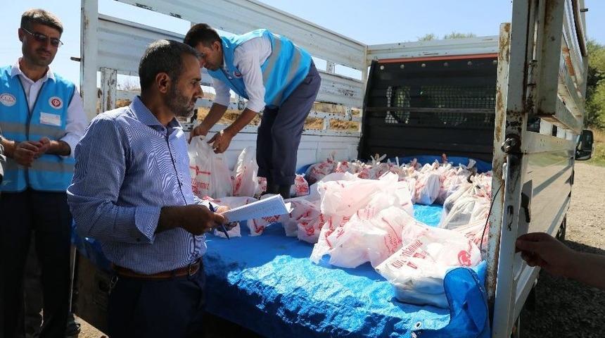 Varto M&uuml;ft&uuml;l&uuml;ğ&uuml; Diyanet Vakfı Kurbanlarını Dağıttı