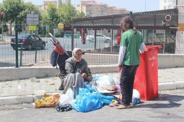 Bayram Sabahı Çöpte Yiyecek Aradı