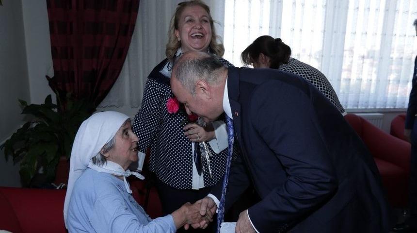 Protokol Üyeleri Bayramda Yaşlıları Ve Çocukları Unutmadı