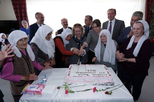 Protokol Üyeleri Bayramda Yaşlıları Ve Çocukları Unutmadı