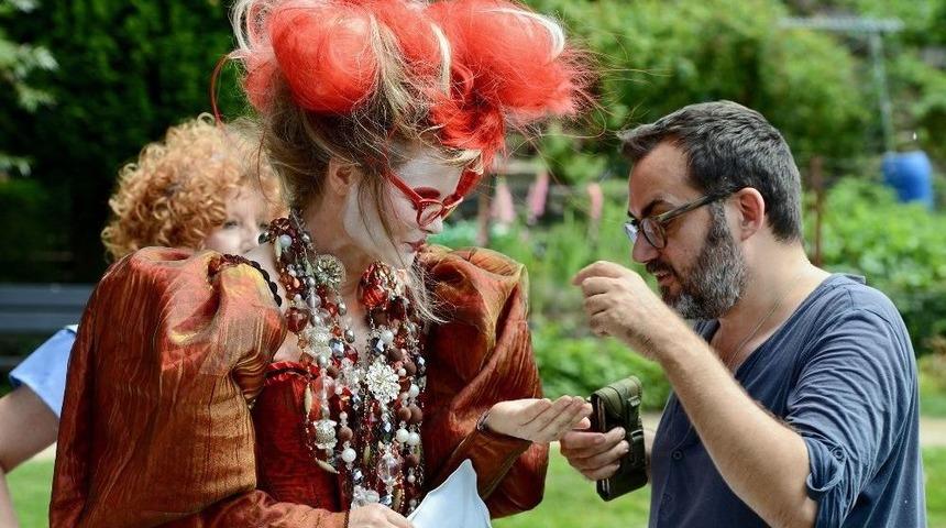 Alis’in Harikalar Diyarı’na İzmir Ekonomili Tasarım