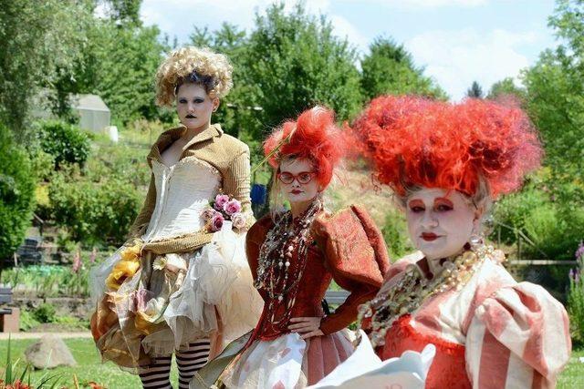 Alis’in Harikalar Diyarı’na İzmir Ekonomili Tasarım 1