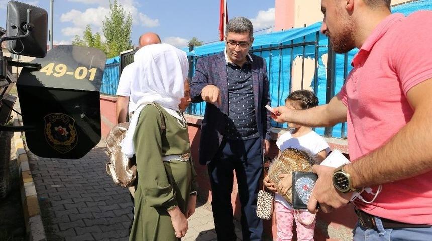 Vartolu &Ccedil;ocukların Bayram Har&ccedil;lığı Kaymakamdan