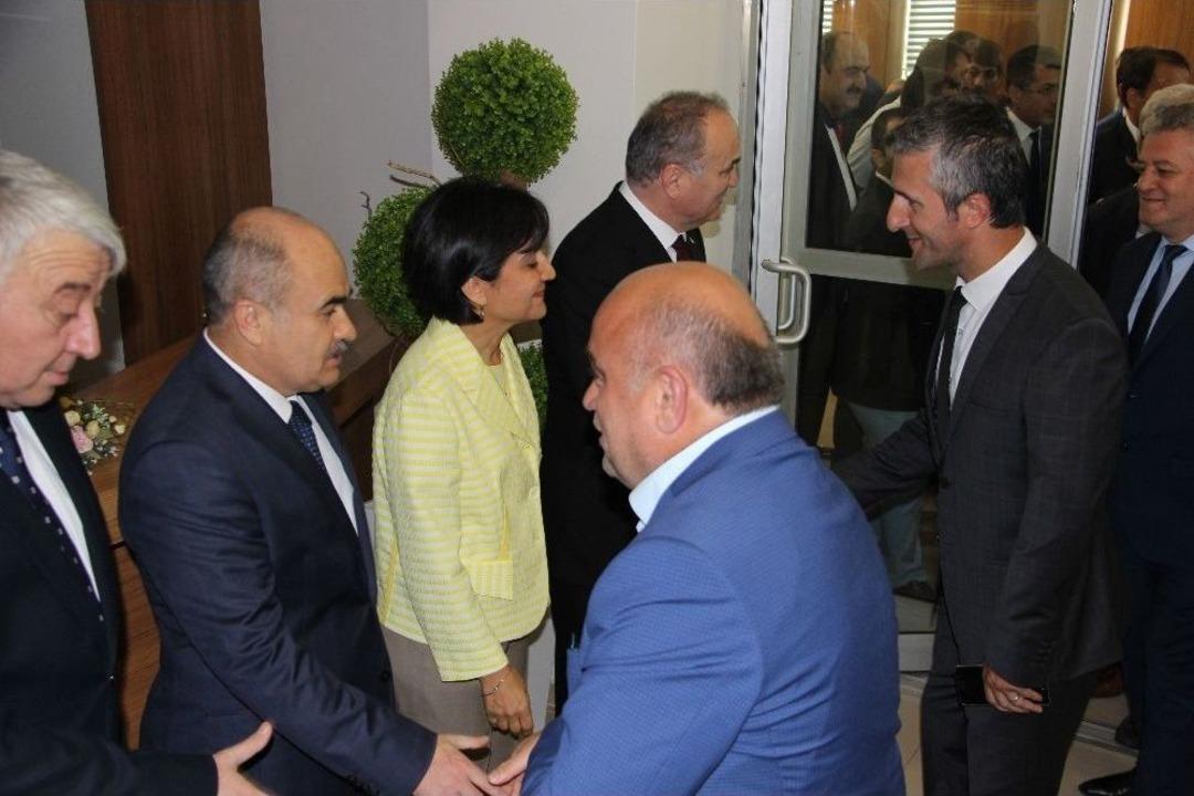 Bakan &Ouml;zl&uuml;, D&uuml;zce&rsquo;de Hemşehrileri İle Bayramlaştı