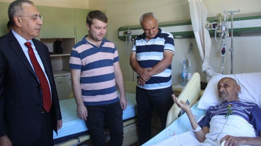 Hastanede Tedavi G&ouml;renlere Bayram Ziyareti