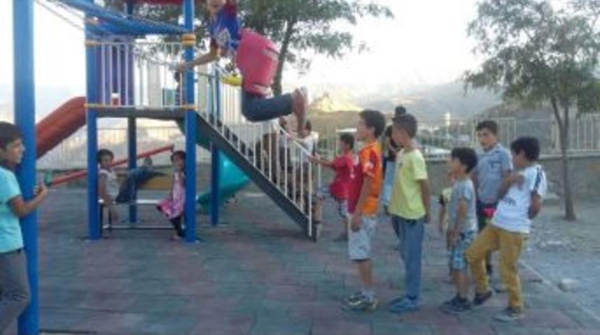 Hakkarili &Ccedil;ocuklar Bayramlarını Parklarda Ge&ccedil;irdi