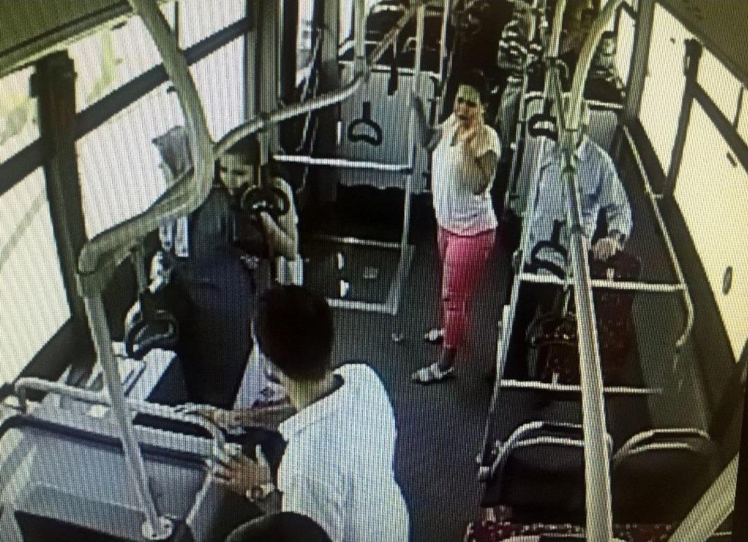 Belediye Otob&uuml;s&uuml;ne Saldırıp, Yolcuyu Darp Ettiler