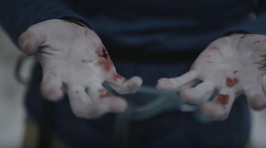 Garip Mavi Bir Sıvı Değil Ger&ccedil;ek Kan G&ouml;steren Ped Reklamı