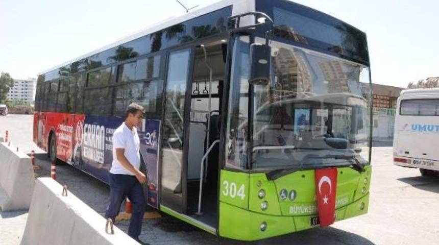 Belediye Otob&uuml;s&uuml;ne Parke Taşıyla Saldırdılar