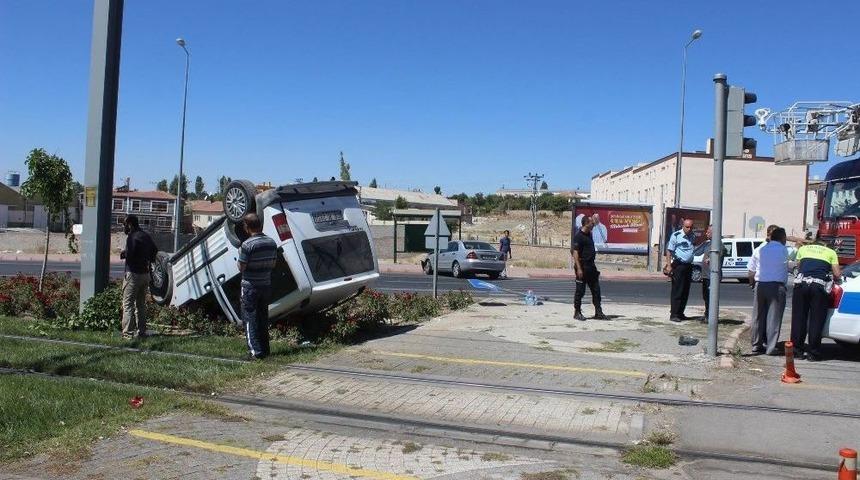 2 Otomobil &Ccedil;arpıştı: 3 Yaralı